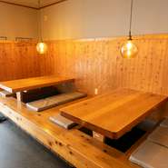 テーブル席はゆったりできる掘りごたつ仕様。のんびりと会話を弾ませながら、料理・お酒を楽しめる憩いのスペースです。同僚や友人たちとの“いつもの場所”としても最適です。