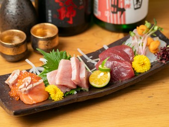 当日市場にて厳選。彩りでも楽しませる『鮮魚お造り盛り合わせ』