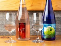 10種前後のイチオシ日本酒をはじめ、各種ドリンクを取り揃えています。詳細は店舗にて。また、メニュー以外に隠し酒もあり、日によってはジャパニーズウイスキー等の用意もあるとのこと。ぜひチェックを。