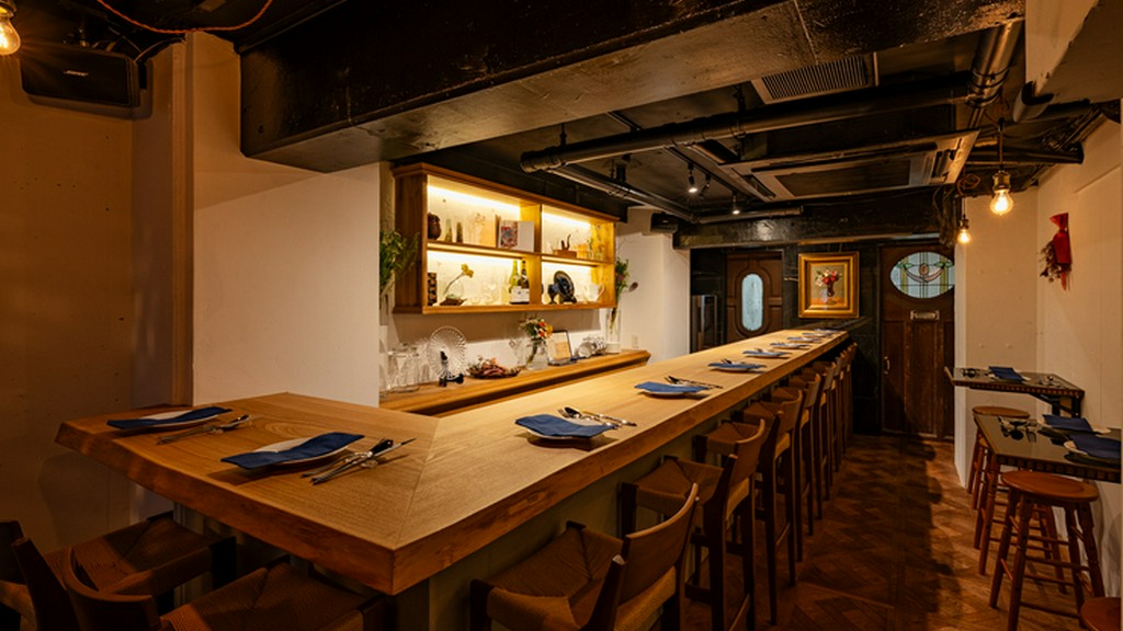 シェフとの会話も楽しめるカウンター席を中心とした上質空間