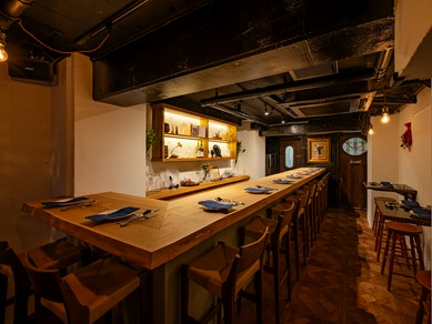 シェフとの会話も楽しめるカウンター席を中心とした上質空間