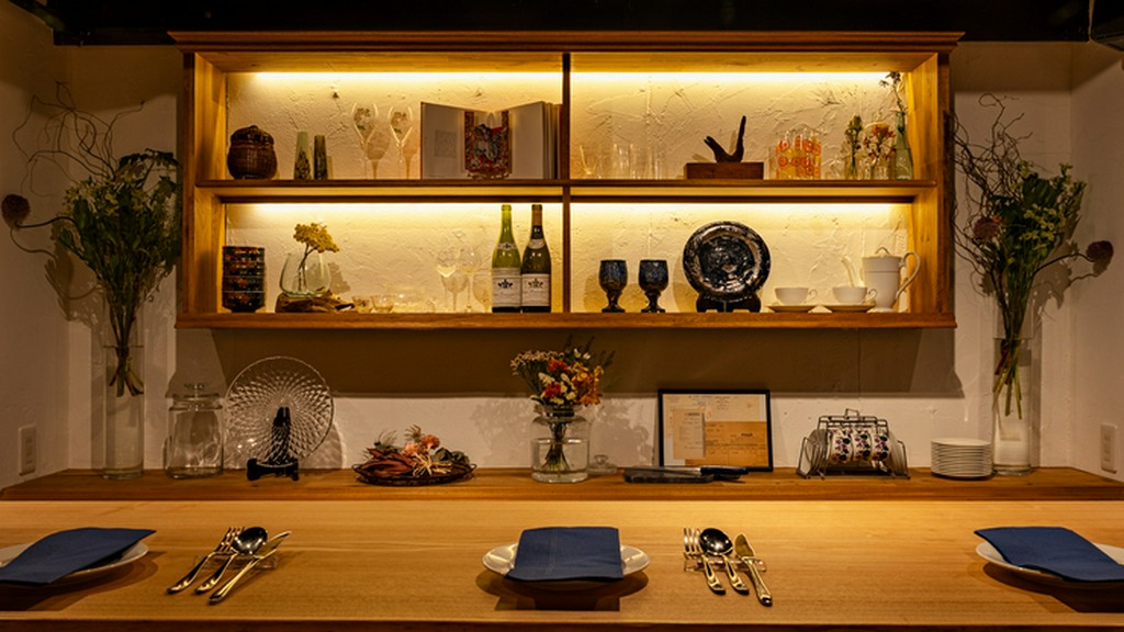 器やグラス、調度品やインテリアの趣向も特別な時間に誘う