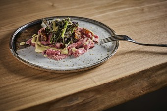 記憶に焼き付く味。肉×フルーツで魅せる『ローストビーフ』