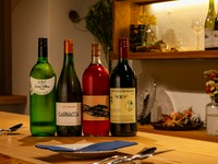 フランスなどヨーロッパワインを軸に、野菜＆フルーツで魅せる皿に合う多彩な銘柄をオンリスト。ワインリストには、味わいの特徴についての丁寧なコメントがあり、その日のワインを選ぶ楽しさも格別です！