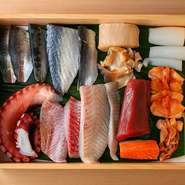 2002年に1号店を創業以来、「本格寿司を気軽に楽しめる」と人気の【意気な寿し処阿部】の目黒店が2025年にオープン。その時季一番の鮮魚を揃え、江戸前の確かな技で旨い握りや旬の逸品を繰り出しています。