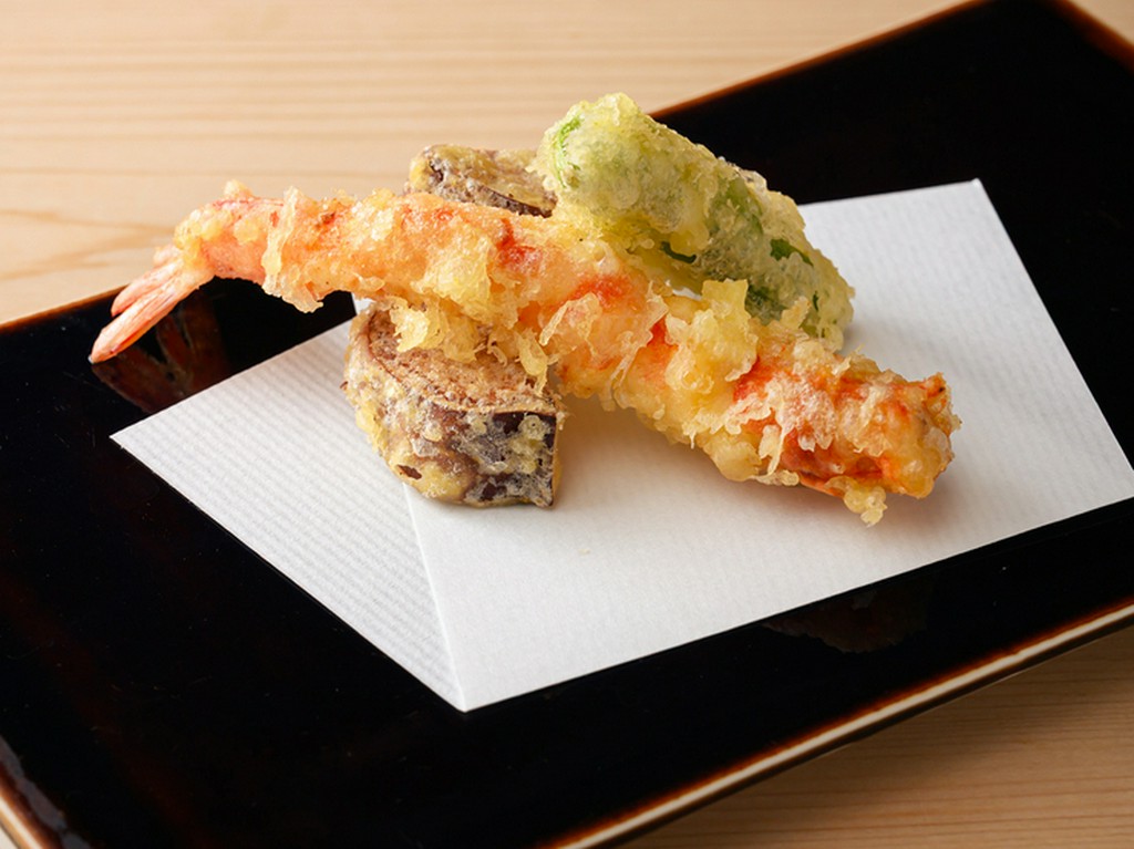 寿司＆天ぷらの二刀流。サクッふわっと揚げた天ぷらも味わえる