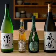 料理と同じく、ドリンクも幅広いジャンルが揃う柔軟なスタイル。中でも日本酒は順次銘柄が替わり、新しい味わいと出合う機会がたくさん。人気銘柄、レアな一本、個性豊かな味わいなど、多彩なお酒を愉しめます。