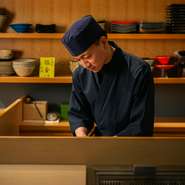 目黒店は【意気な寿し処阿部】の中で席数をしぼった店舗とし、ゲストと料理人が程良い距離感で会話を楽しめる、和やかな雰囲気を大事に。料理やドリンクの提供のタイミングなど、細やかな気配りも行き届いています。
