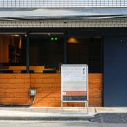 都内で人気の【意気な寿し処阿部】の目黒店が2025年4月オープン。気軽に入りやすい路面店で、席がゆったり配された店内は居心地の良さが抜群。本格寿司と天ぷらを、コースor単品で楽しめるのも大きな魅力です。
