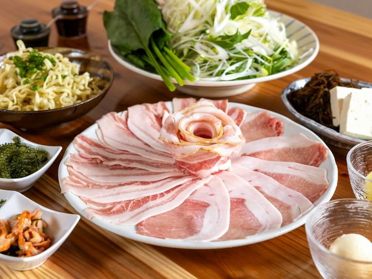 出汁と楽しむ皮付きあぐー。贅沢なしゃぶしゃぶを楽しめるお店