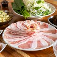 秘伝の出汁で味わう絶品しゃぶしゃぶのお店。名物は希少な「皮付きあぐー」をメインに迎えたなべしゃぶ。【ちゃあぶ～】だからこそ提供できる、こだわりの逸品を賞味あれ。