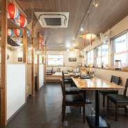 店内は沖縄古民家風のしつらえ。木の温もりを感じる空間は、利用シーンを限定させません。落ち着いた雰囲気の中で、大切な人との食事を楽しめます。