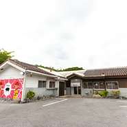 団体利用には別館の貸切も可能。大人数でのイベント時にはぜひ相談を。職場の集まりやグループでの宴会にも対応できる、懐の深さが【ちゃあぶ～名護店】の魅力です。