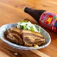 三枚肉の煮付けや、海ぶどう、ジーマミー豆腐、しまらっきょなど、沖縄ならではのアラカルトメニューも豊富に用意。あと一品欲しい場面でも気軽にオーダーできます。