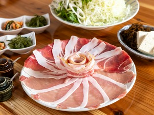 希少な皮付きあぐーを楽しむ特別な鍋