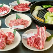 おいしさのために、とことんこだわったジンギスカンを楽しめるお店。お肉は最高品質のラム肉を仕入れ、よりおいしく食べやすく提供するため、店内にて塩熟成。2日間の熟成をかけることで、旨みを引き出しています。
