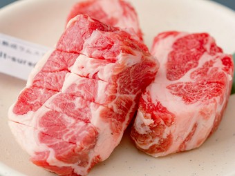 このお店だからこそ、実現できる柔らかさ『塩熟成極厚ラムステーキ』