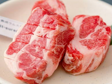 このお店だからこそ、実現できる柔らかさ『塩熟成極厚ラムステーキ』