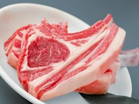 食べ応え満点！がぶりとどうぞ『骨付きラムチョップ』