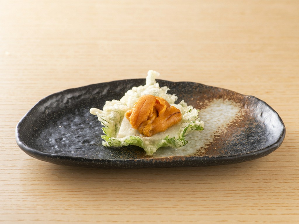 雲丹を乗せた山芋と大葉の天婦羅