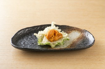 雲丹を乗せた山芋と大葉の天婦羅