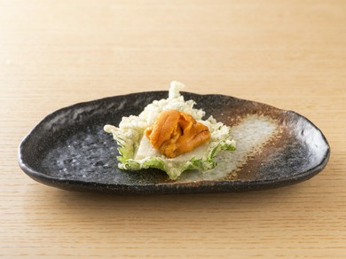 雲丹を乗せた山芋と大葉の天婦羅