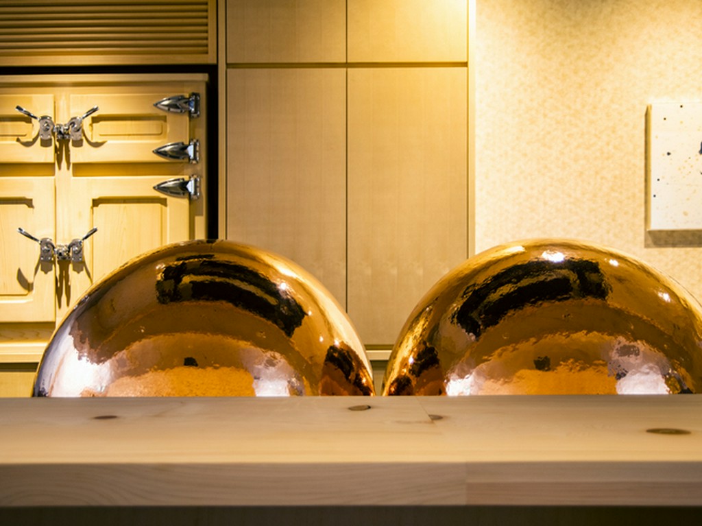 特注の銅性フード