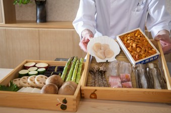季節の食材を独自の技で一品ずつ揚げていきます。
上質な空間でごゆっくりと。
