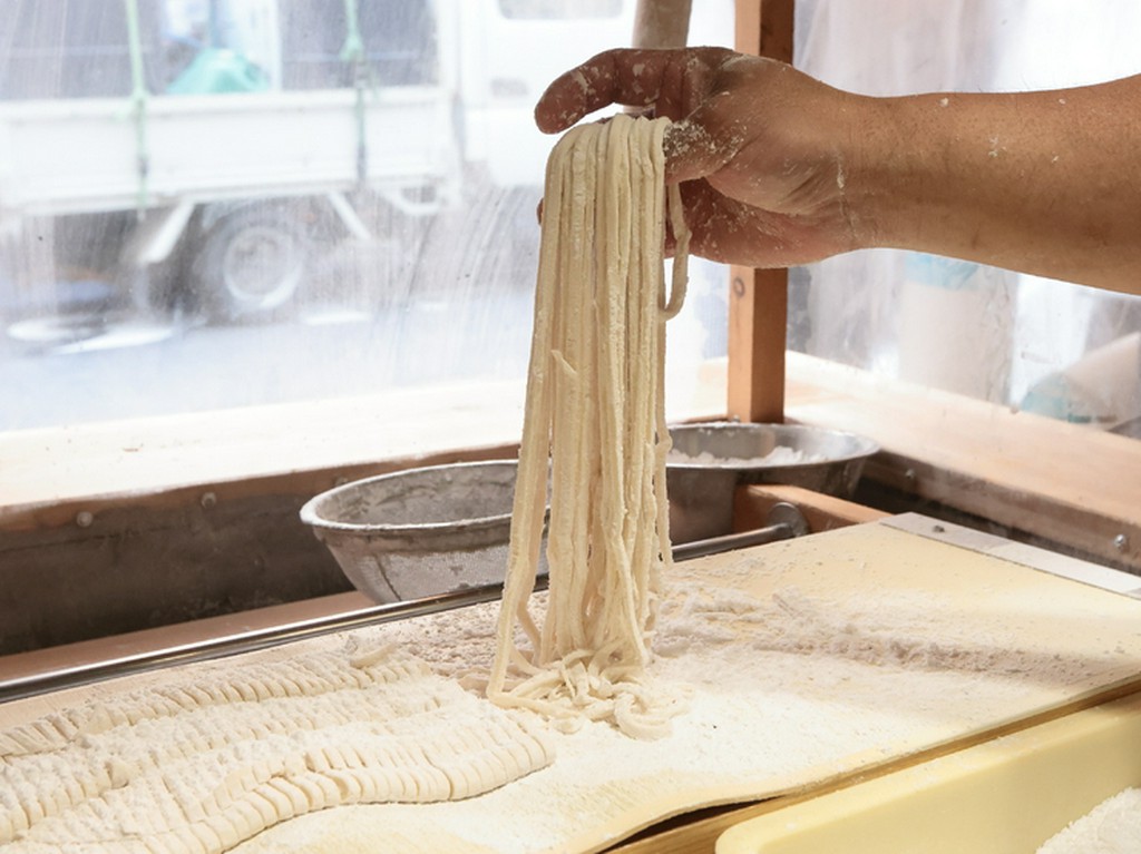 生地をこねて、切って、食べる。「うどん打ち体験」も可能