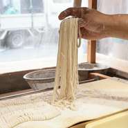 【うどんの極心まれ】では、「うどん打ち体験」も可能です。生地をこねて、切って、食べる。インバウンドにも人気で、店主指導のもと、昔ながらのうどんづくりを体験することができます。 