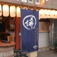 いつも賑やかな店内。常連さんでも一見さんでも、安心して入ることができる「入りやすさバツグン」の店です。女性一人の食事はもちろん、大阪観光のディナーにもオススメです。