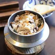オーダーが入るたびに、自慢のだしで炊き上げる人気メニュー『釜飯』。ふっくらとした米の甘みと、食材の旨みが相まって、格別の味わいです。ふっくら香り豊かな店主こだわりの逸品です。