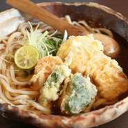 野菜天ぷらは、自家菜園で育てた野菜を使用。全て無農薬で、野菜そのものの味わいが楽しめます。常に注文が入ってから揚げるので、揚げたての天ぷらが、本格的手打ちうどんと共に楽しめます。
