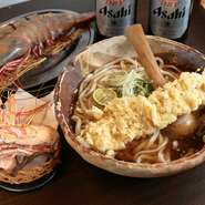 使われる特大海老はシータイガー。ブラックタイガーの親にあたる種で、主に東南アジアで漁獲されるクルマエビ科の最大級の海老です。店では独自ルートで仕入れるため、鮮度と大きさにこだわっています。
