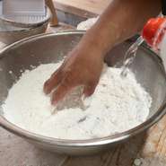 毎日、丁寧に手づくりする自家製うどん。機械を使わず、手ごね、手切りにこだわっています。理想のうどんを目指し、粉の配合や熟成時間を変えることにより、風味と食感が際立つうどんに仕上がっています。