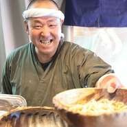 「常連客でもインバウンドでも会話が大切」と語る吉原氏。初めての訪問はもちろん、何度でも通いたくなるような、気軽に立ち寄れるアットホームな雰囲気がウリです。笑顔での会話が止まらない毎日です。