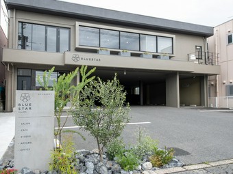 健康＆美のトータルなサービスが集う店舗内のおしゃれカフェ