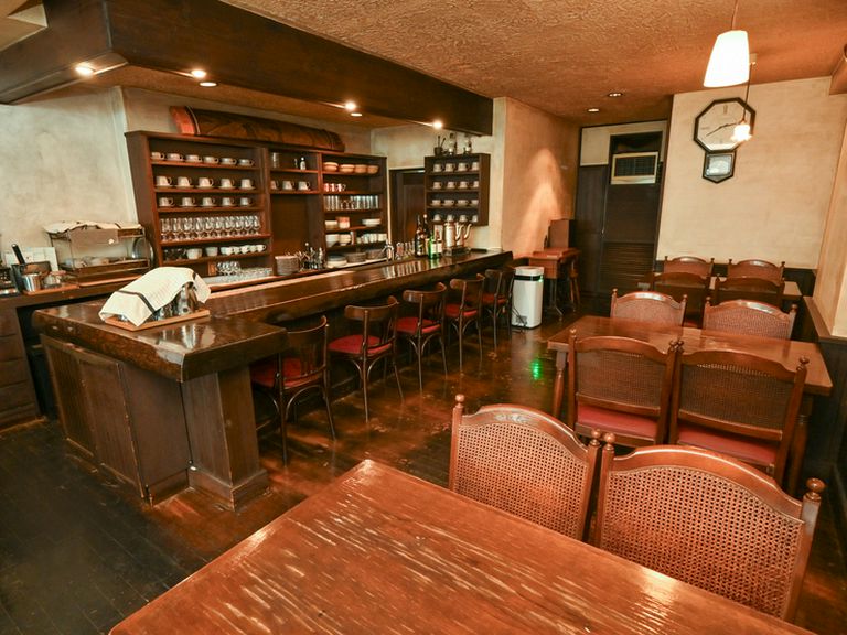 昼と夜で異なるくつろぎを与えてくれる店内