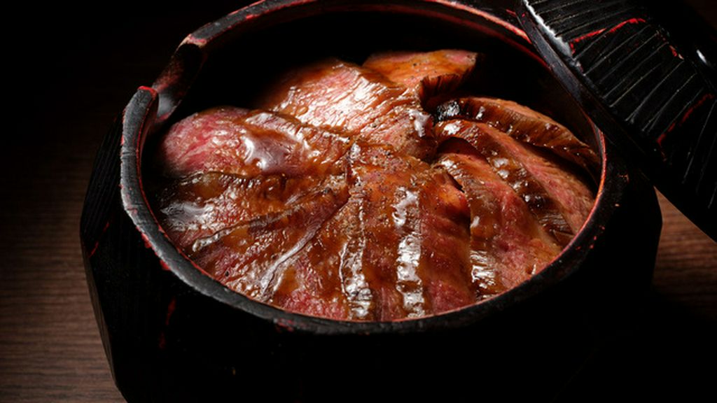 香ばしく炙ったあか牛。贅沢な和牛ひつまぶしを堪能