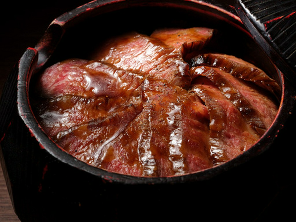 香ばしく炙ったあか牛。贅沢な和牛ひつまぶしを堪能
