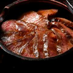 香ばしく炙ったあか牛。贅沢な和牛ひつまぶしを堪能
