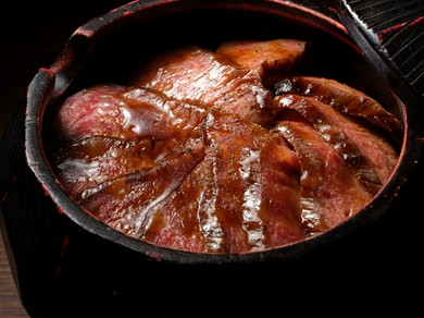 香ばしく炙ったあか牛。贅沢な和牛ひつまぶしを堪能