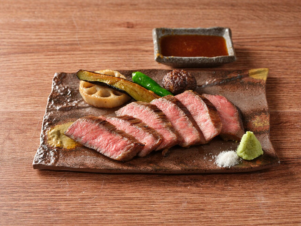 九州各地の食材を活かした逸品料理と、個性豊かな九州のお酒