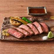 看板食材である「あか牛」はもちろん、九州各地の食材を活かした逸品料理が並びます。海の幸や山の幸に恵まれた九州は、美味の宝庫。おいしい料理と共に、焼酎や日本酒など、九州ならではのお酒も楽しめます。
