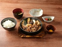 和牛すき焼き、卵、辛子高菜、明太子、ご飯、みそ汁