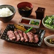 牛ハラミ炙り焼き、サラダ、辛子高菜、明太子、ご飯、みそ汁