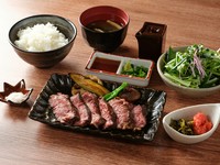 牛ハラミ炙り焼き、サラダ、辛子高菜、明太子、ご飯、みそ汁