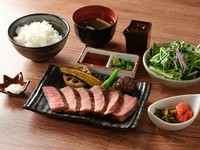 熊本和牛あか牛炙り焼き、サラダ、辛子高菜、明太子、ご飯、みそ汁