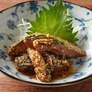 お酒と相性抜群の九州名物『ごま鯖』は、ねっとり濃厚な鯖の旨みに、香ばしいごまと甘辛の醤油ダレが絶妙に絡む一品。好みのお酒と共にオーダーがオススメです。
