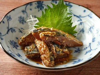 お酒と相性抜群の九州名物。香ばしいごまと甘辛の醤油ダレが絶妙に絡む『ごま鯖』